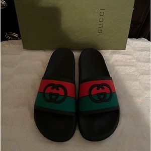 Gucci RUBBER UPPER AND SOLE SANDAL
RUBBER GG INTERLOCK
BLACK - RED - GREEN